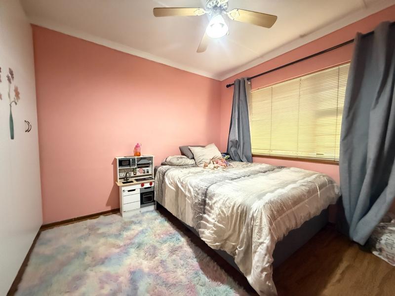4 Bedroom Property for Sale in Bergzicht Western Cape